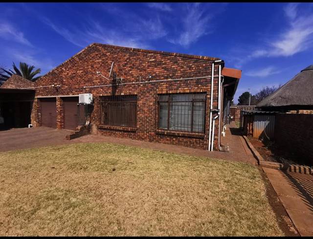 6 BEDROOM HOUSE FOR SALE IN MEYERTON CENTRAL